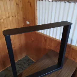 Noga metalowa stołu.