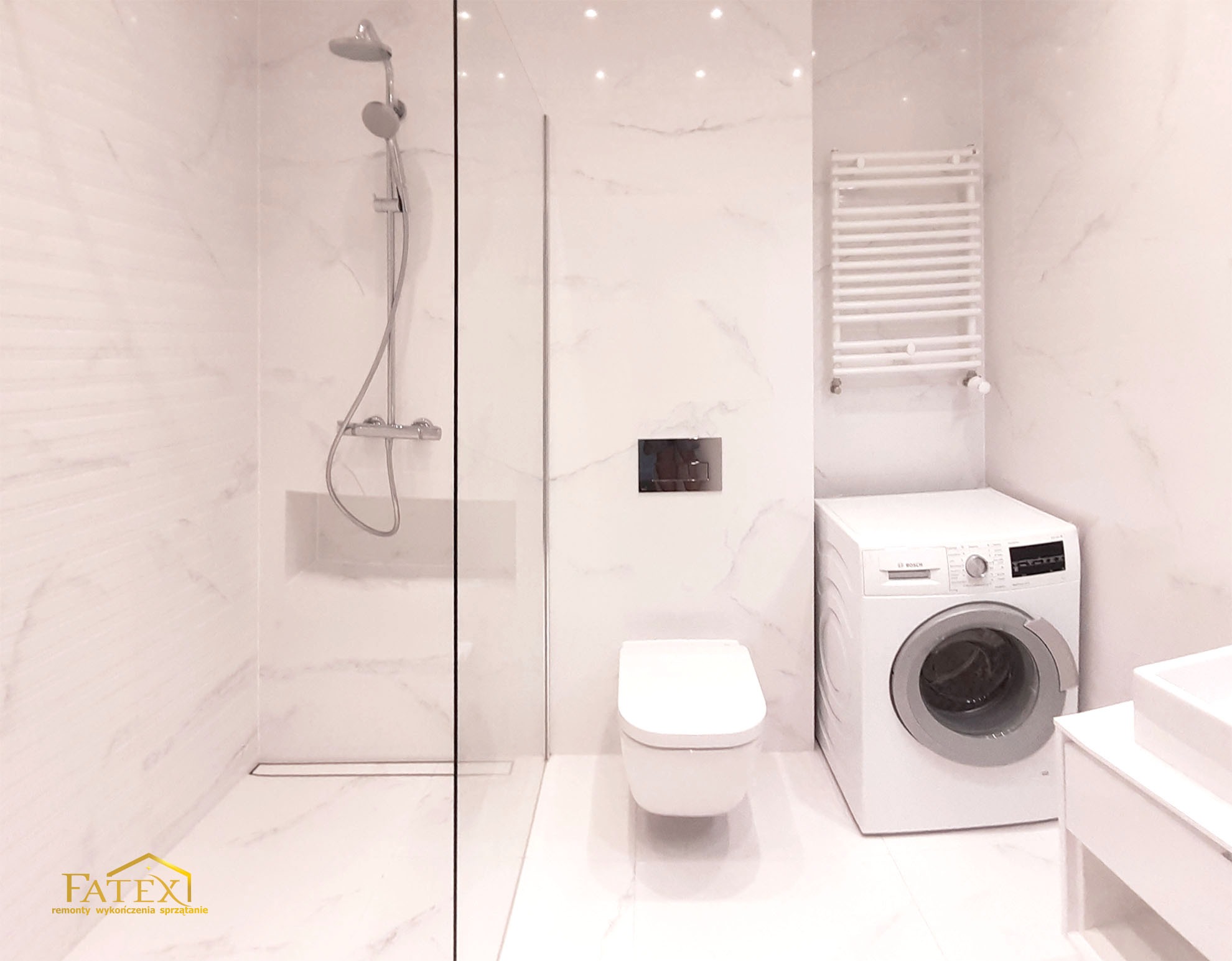 Jasna łazienka z kabiną prysznicową typu walk-in, podwieszaną toaletą, grzejnikiem drabinkowym i pralką Bosch, wykończona białymi płytkami imitującymi marmur.