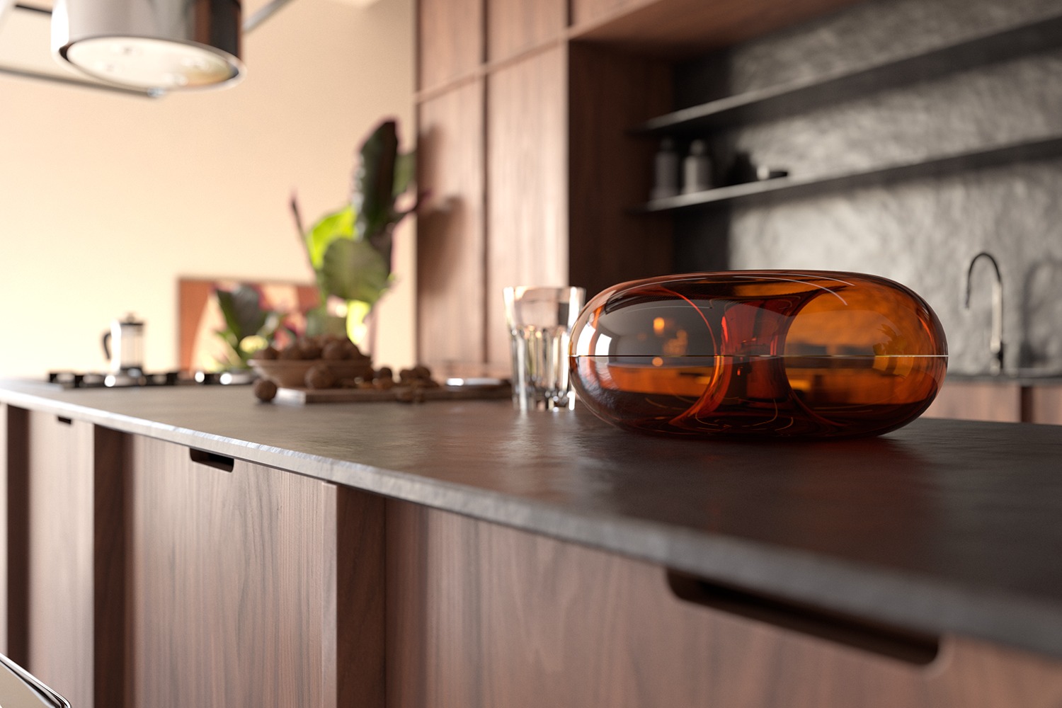 Nowoczesna kuchnia z drewnianymi frontami, blatem z ciemnego kamienia i dekoracyjną, bursztynową misą na blacie, widok z niskiej perspektywy.