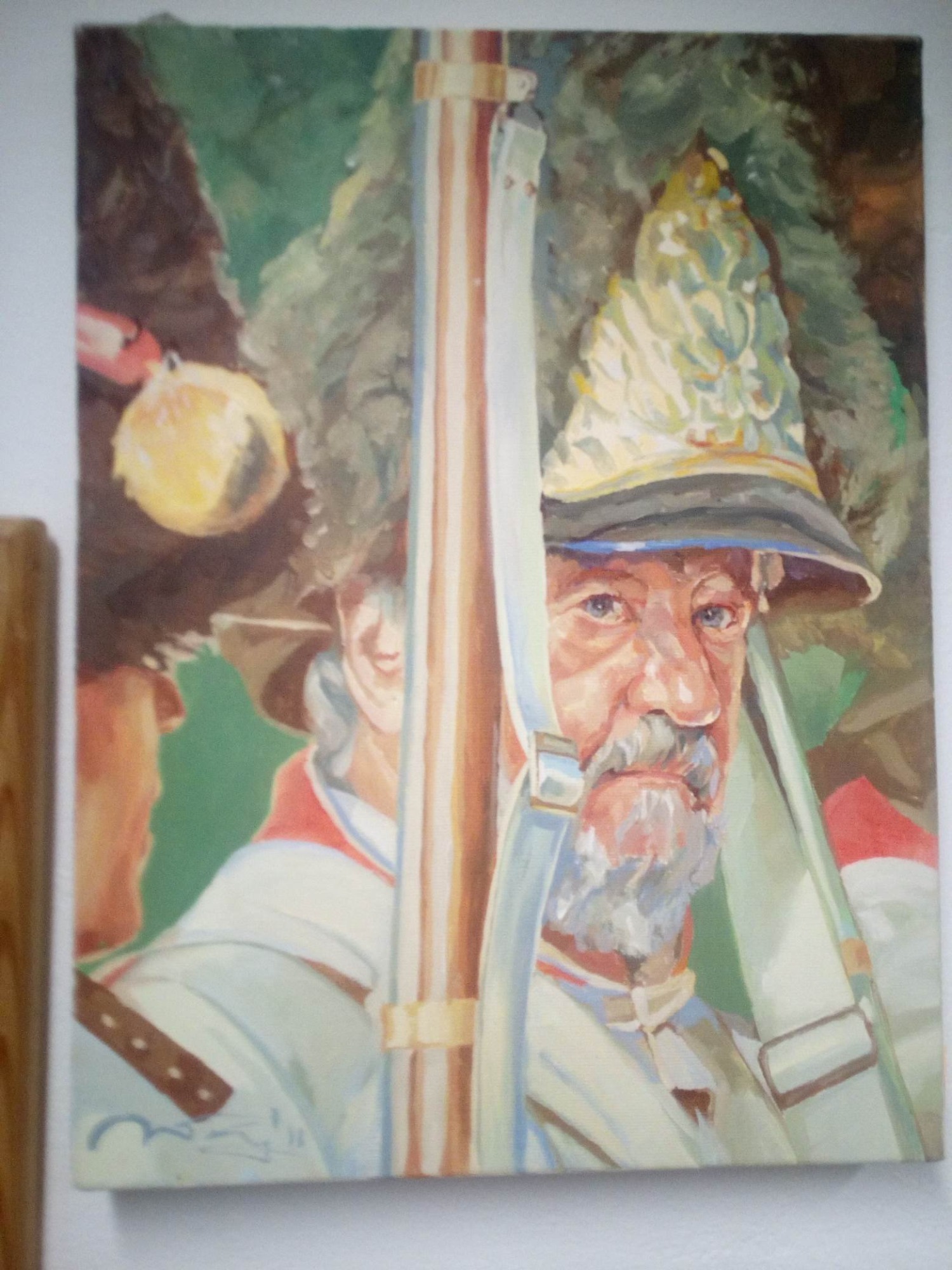 Portret olejny wiarusa z Kłodzka, z charakterystycznym kapeluszem i karabinem, inspirowany inscenizacją wojen napoleońskich, widoczne pociągnięcia pędzla i faktura płótna.