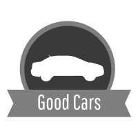 Szary okrągły logotyp z białą sylwetką samochodu i napisem 'Good Cars' na szarej wstędze poniżej. Minimalistyczny design.
