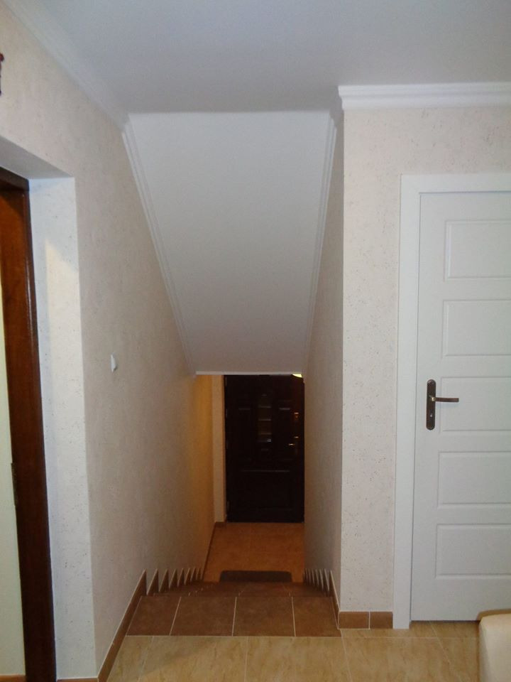 kompleksowe wykończenie domu na styl klasyczny z listwami gipsowymi - przedpokój