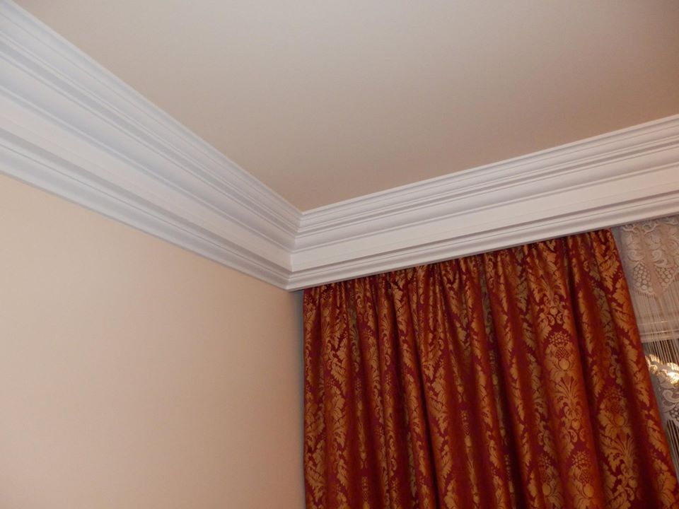 kompleksowe wykończenie domu na styl klasyczny z listwami gipsowymi - sypialnia