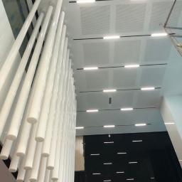 Skomplikowany projekt sufitu podwieszanego w Metropoint Office w Warszawie, Hol wejściowy