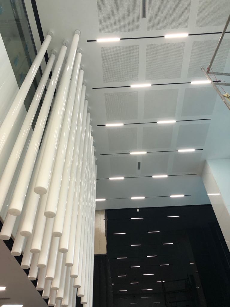 Skomplikowany projekt sufitu podwieszanego w Metropoint Office w Warszawie, Hol wejściowy