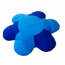Poduszka dekoracyjna w kształcie kwiatu, uszyta z dwóch odcieni niebieskiego materiału. Widoczny detal szwu i symetryczny układ płatków.