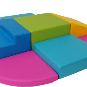 Kolorowy zestaw miękkich, piankowych modułów do zabawy dla dzieci, ułożonych w okrągłą konstrukcję na białym tle. Widoczne różne kształty i odcienie niebieskiego, zieleni i różu.