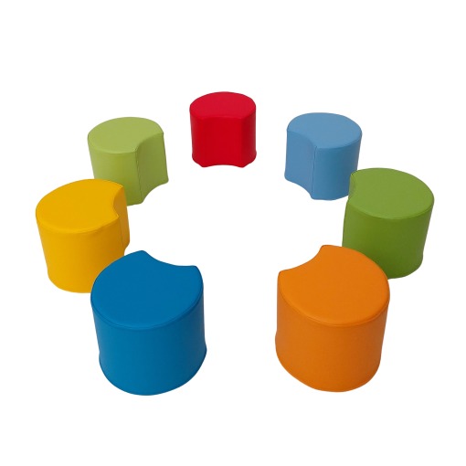 Kolorowe, okrągłe pufy z wycięciem w kształcie półksiężyca, ustawione w okrąg na białym tle. Pufy w odcieniach: żółty, zielony, niebieski, pomarańczowy i czerwony.