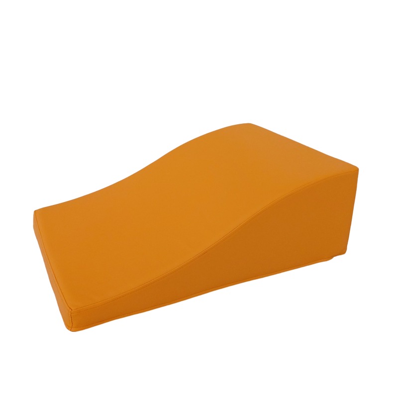 Pomarańczowy, ergonomiczny klin rehabilitacyjny z gładkiego materiału, widoczny w całości na białym tle, prezentujący precyzyjne szycie i kształt.