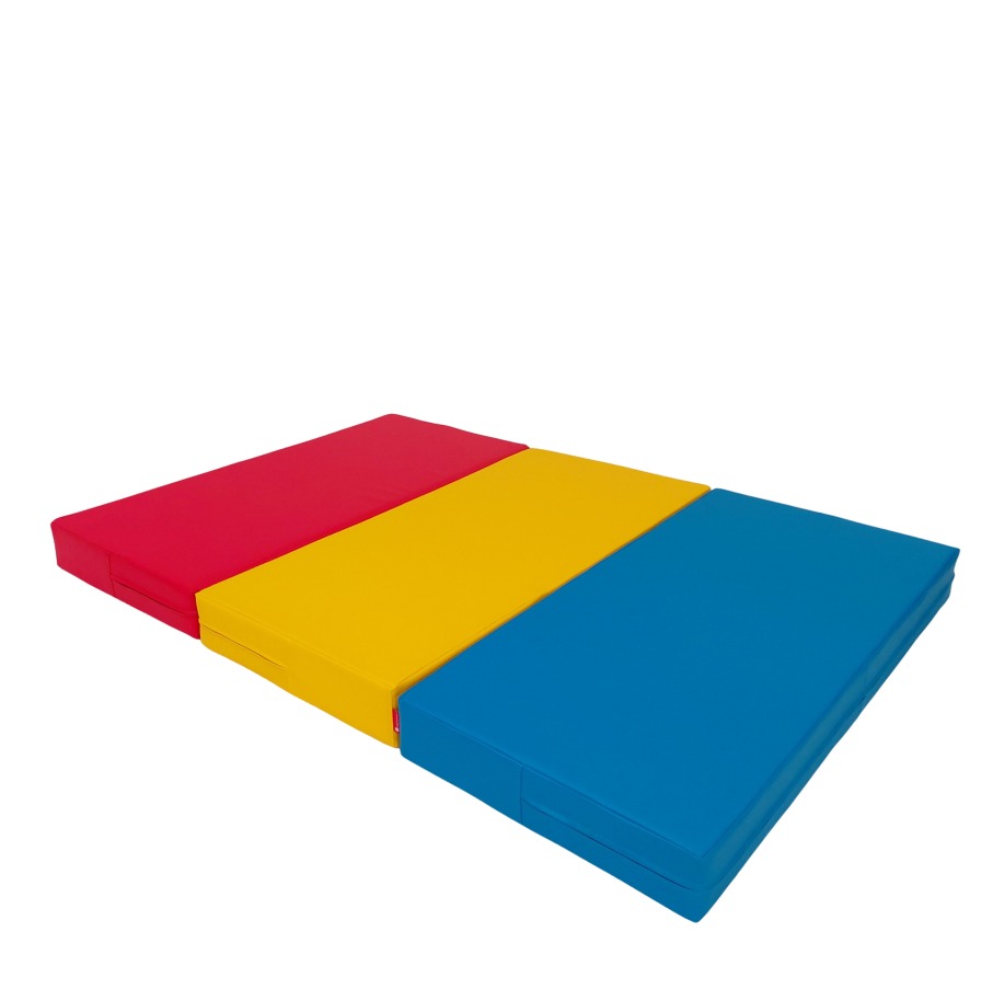Kolorowe, składane materace: czerwony, żółty i niebieski, ułożone obok siebie na białym tle. Materace wyglądają na nowe i są równo ułożone.