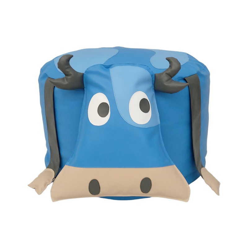 Niebieski puf w kształcie krowy z dużymi oczami i rogami, wykonany z materiału. Nowoczesny design, idealny do pokoju dziecięcego. Wyjątkowy mebel tapicerowany.