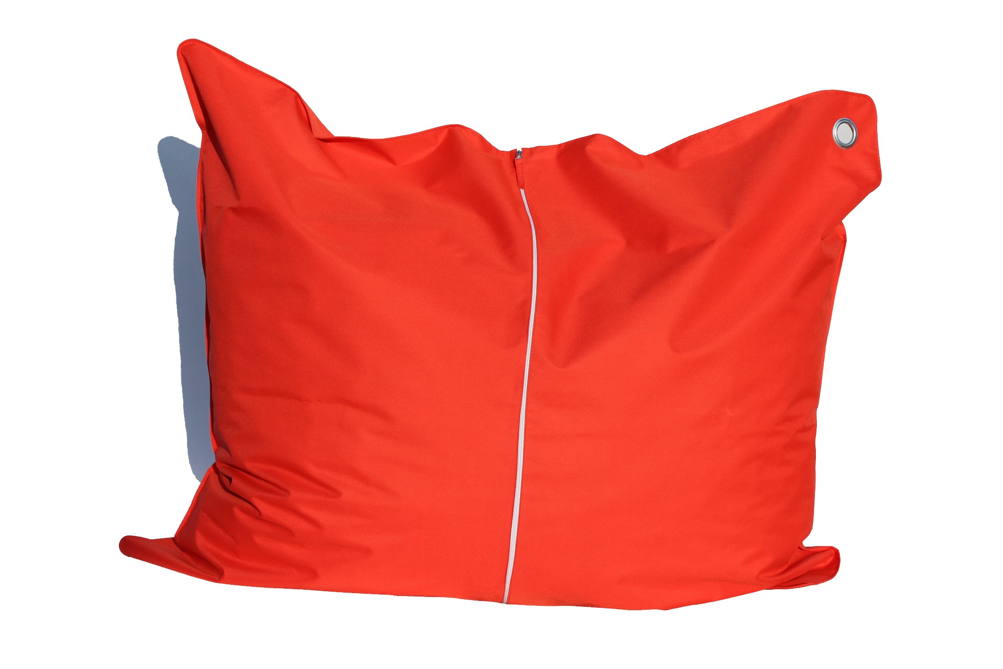 Pomarańczowy, tekstylny puf w kształcie worka z widocznym zamkiem błyskawicznym i metalowym oczkiem, ustawiony na białym tle z delikatnym cieniem.