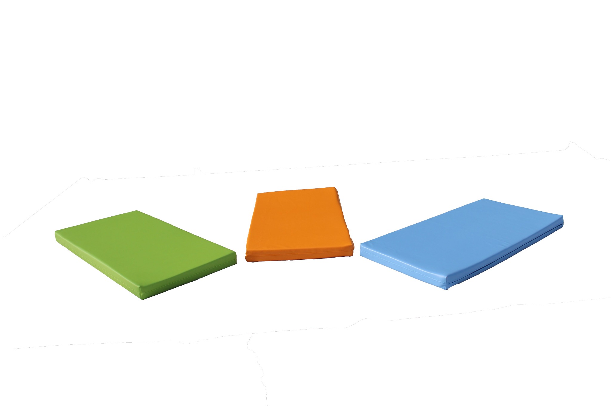 Kolorowe, prostokątne materace gimnastyczne: zielony, pomarańczowy i niebieski, ułożone obok siebie na białym tle. Widoczne szwy i faktura materiału.