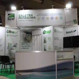 Stoisko targowe z prezentacją nawozów firmy SQM, z widocznymi hasłami reklamowymi, logo oraz informacjami o produktach Ultrasol, Qrop i Speedfol.