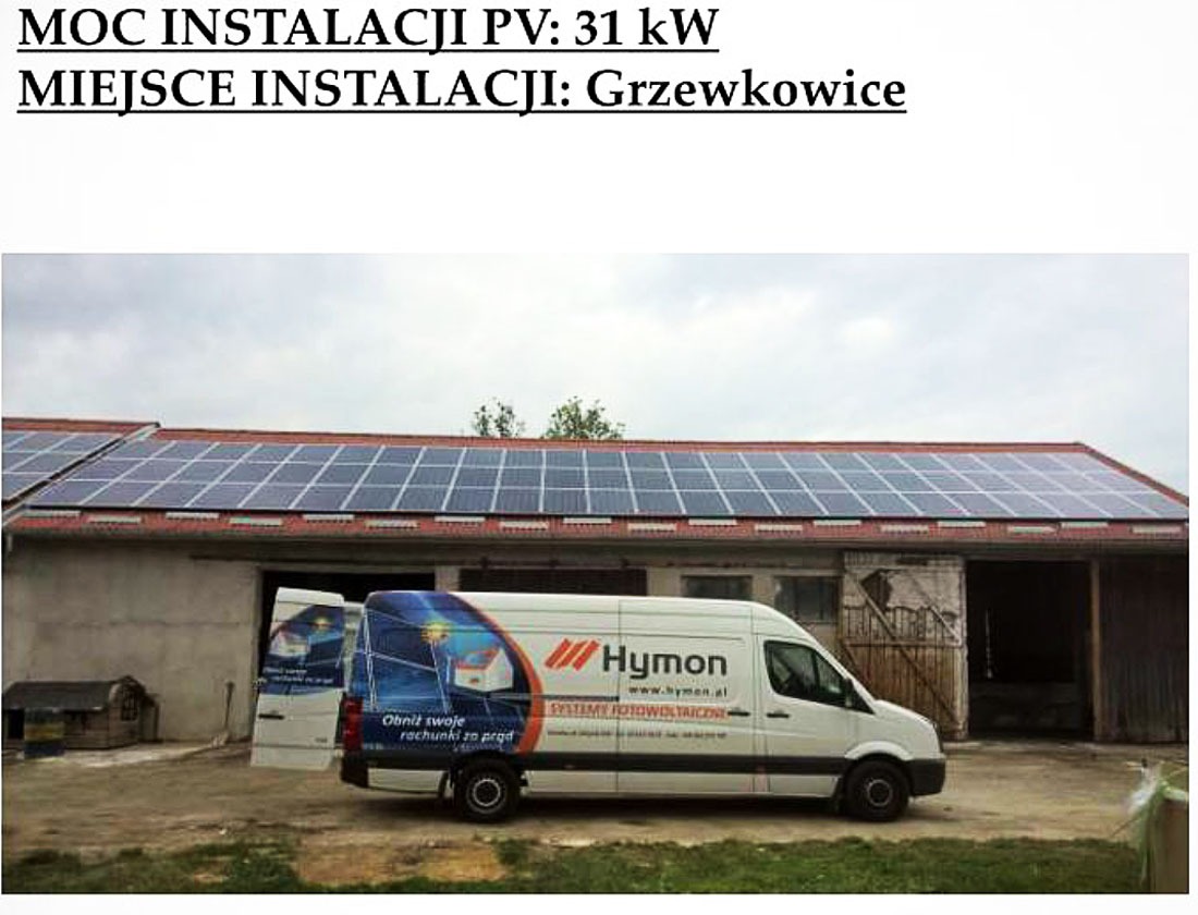 Instalacja paneli słonecznych na dachu budynku gospodarczego w Grzewkowicach, widoczny firmowy bus z otwartymi drzwiami i logo Hymon.