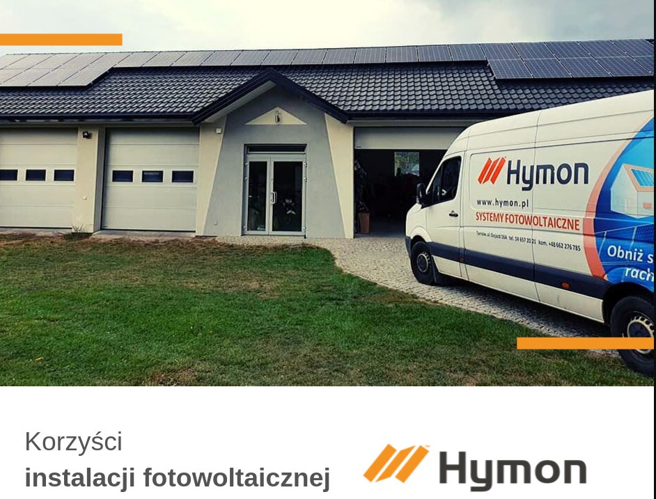 Biały van firmy z logo na tle domu z panelami słonecznymi na dachu i otwartym garażem.