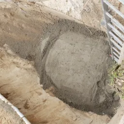 Przygotowanie podłoża z suchego betonu pod studnię.