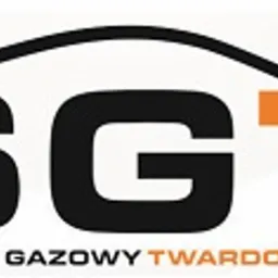 Logo firmy SGT Serwis Gazowy Twardowski z sylwetką samochodu w tle, litera T w kolorze pomarańczowym.