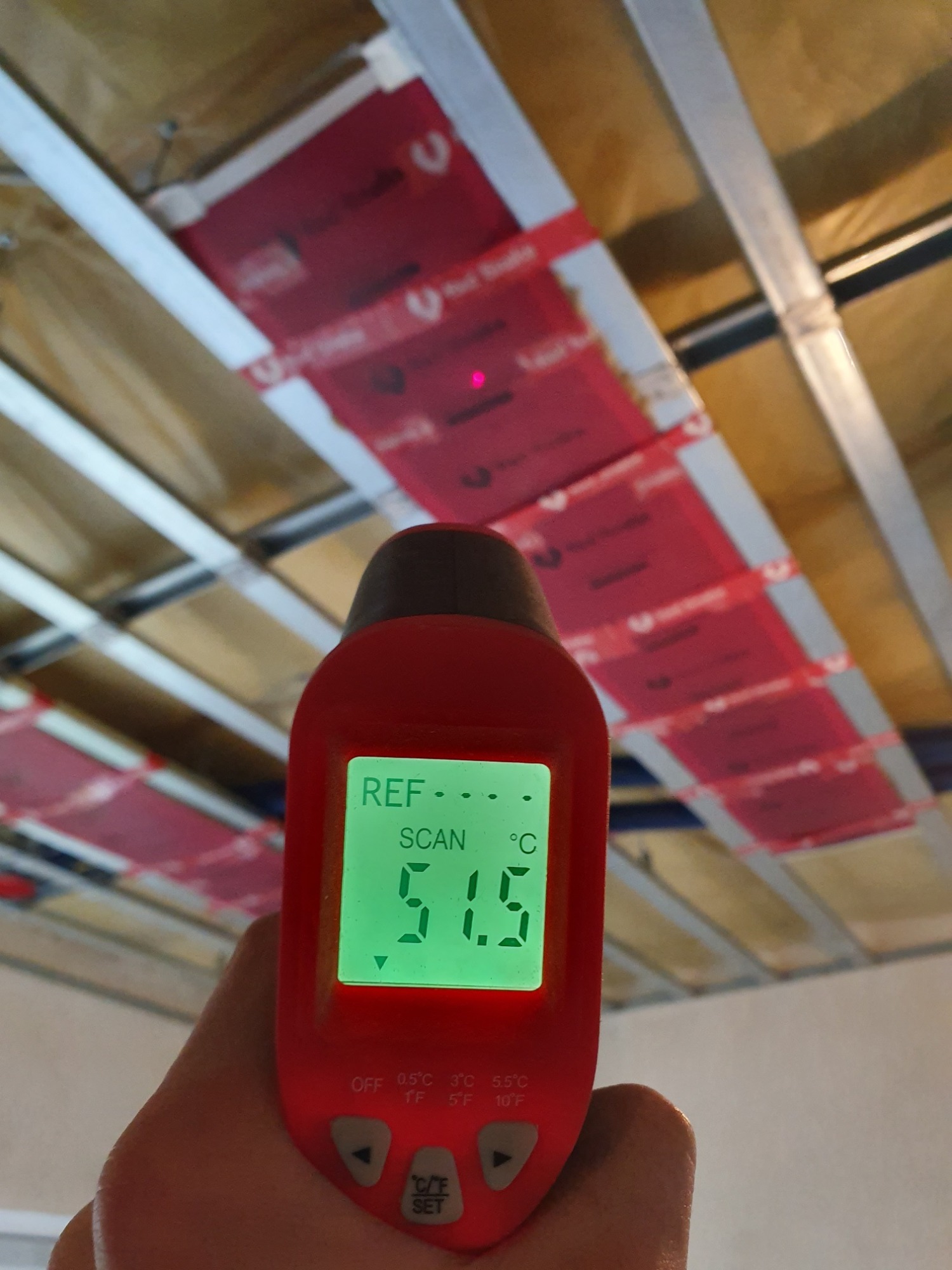 Sprawdzanie poprawności działania folii grzewczej Red Snake za pomocą pirometru