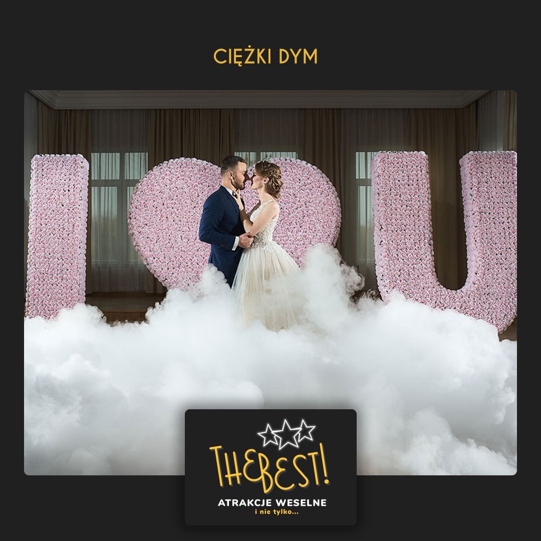 Para młoda w tańcu w chmurach, ciężki dym na weselu, dekoracja z kwiatów w kształcie liter I <3 U, logo firmy The Best Atrakcje Weselne.