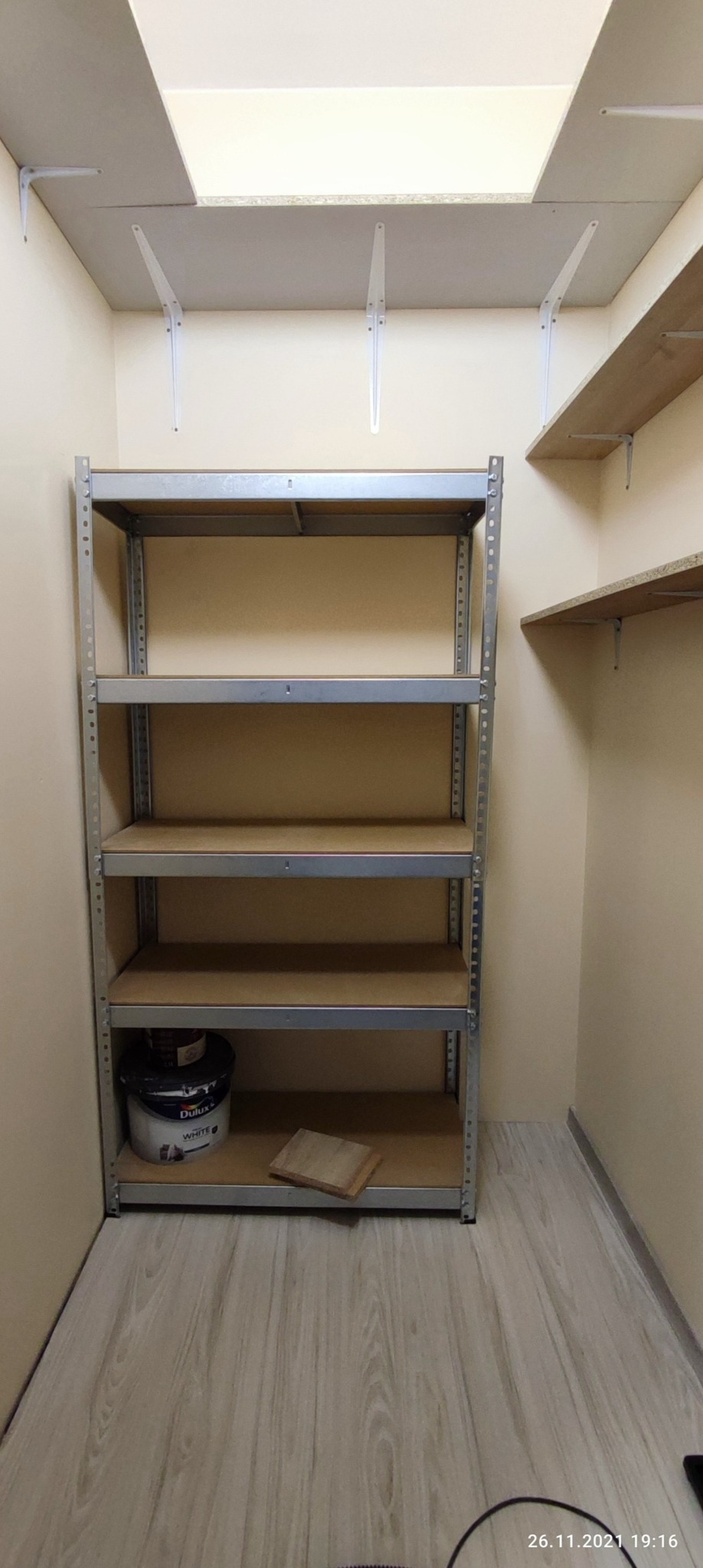 Gospodarowanie małych pomieszczeń. - panele podłogowe - półki - regał