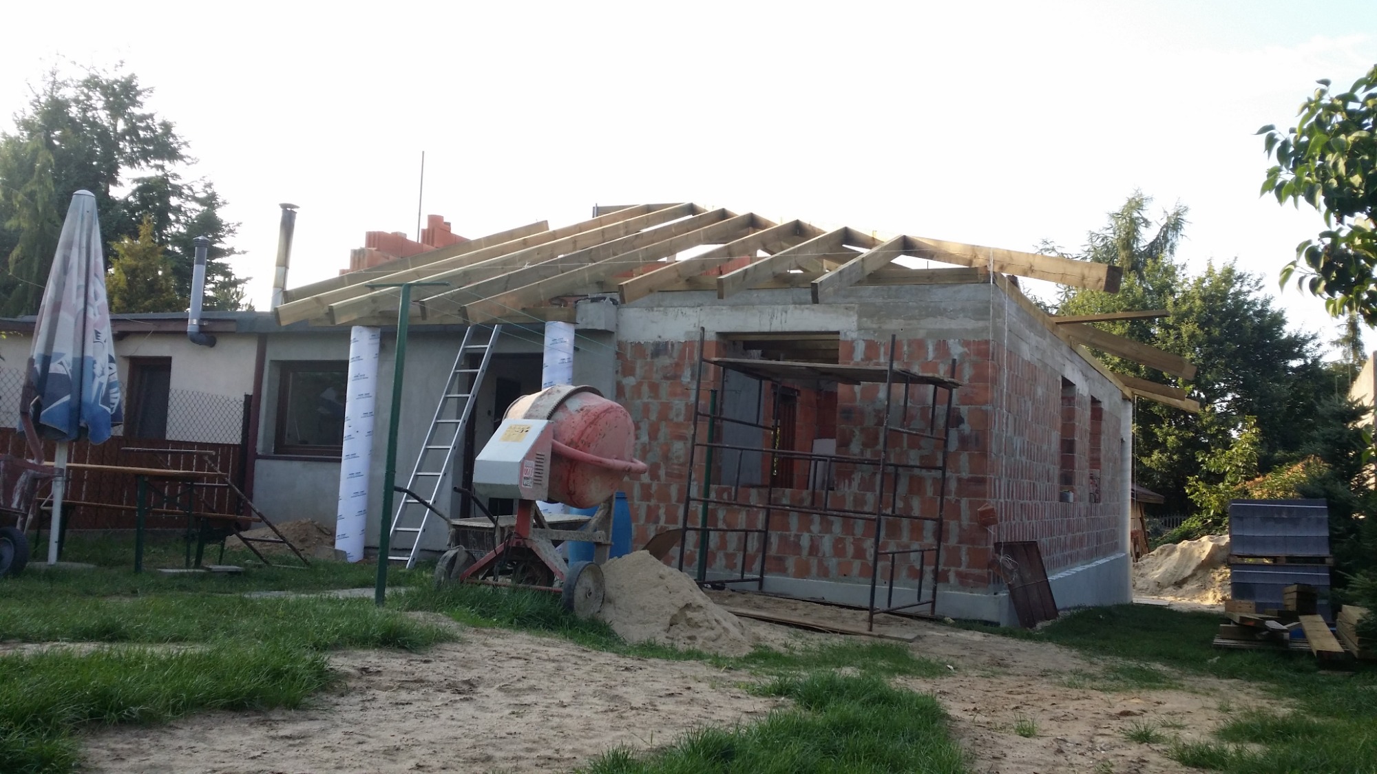 Wykonywanie więźby dachowej z pomocą