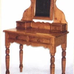 Drewniana toaletka z lustrem i dwiema małymi szufladkami po bokach, z toczonymi nogami, w stylu retro.