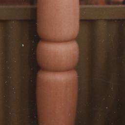 ADAM ARS MEBLE LITE DREWNO RENOWACJE. - Surowy, nielakierowany drewniany słupek schodowy z kulistym zwieńczeniem, widoczny na tle warsztatu.