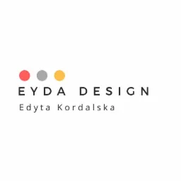 Minimalistyczne logo firmy EYDA DESIGN z trzema kolorowymi kropkami (czerwona, szara i żółta) nad nazwą firmy i imieniem i nazwiskiem Edyta Kordalska na białym tle.