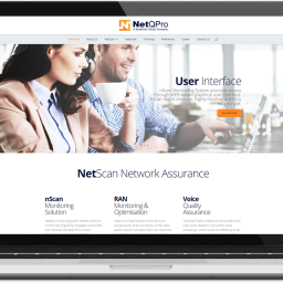 Mikro Marketing - Laptop wyświetlający stronę internetową NetQPro z nagłówkiem 'User Interface' i prezentacją funkcji monitoringu sieci, z widocznym zdjęciem kobiety i mężczyzny.