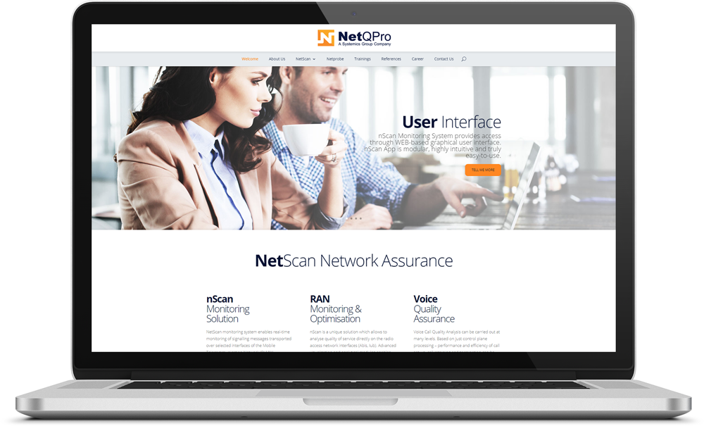 Laptop wyświetlający stronę internetową NetQPro z nagłówkiem 'User Interface' i prezentacją funkcji monitoringu sieci, z widocznym zdjęciem kobiety i mężczyzny.