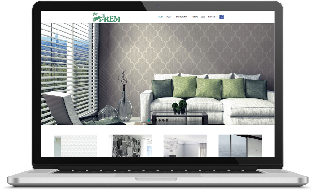 Laptop wyświetla stronę internetową firmy PREM Tapety prezentującą aranżację wnętrza z tapetą w tle i sofą z zielonymi poduszkami.