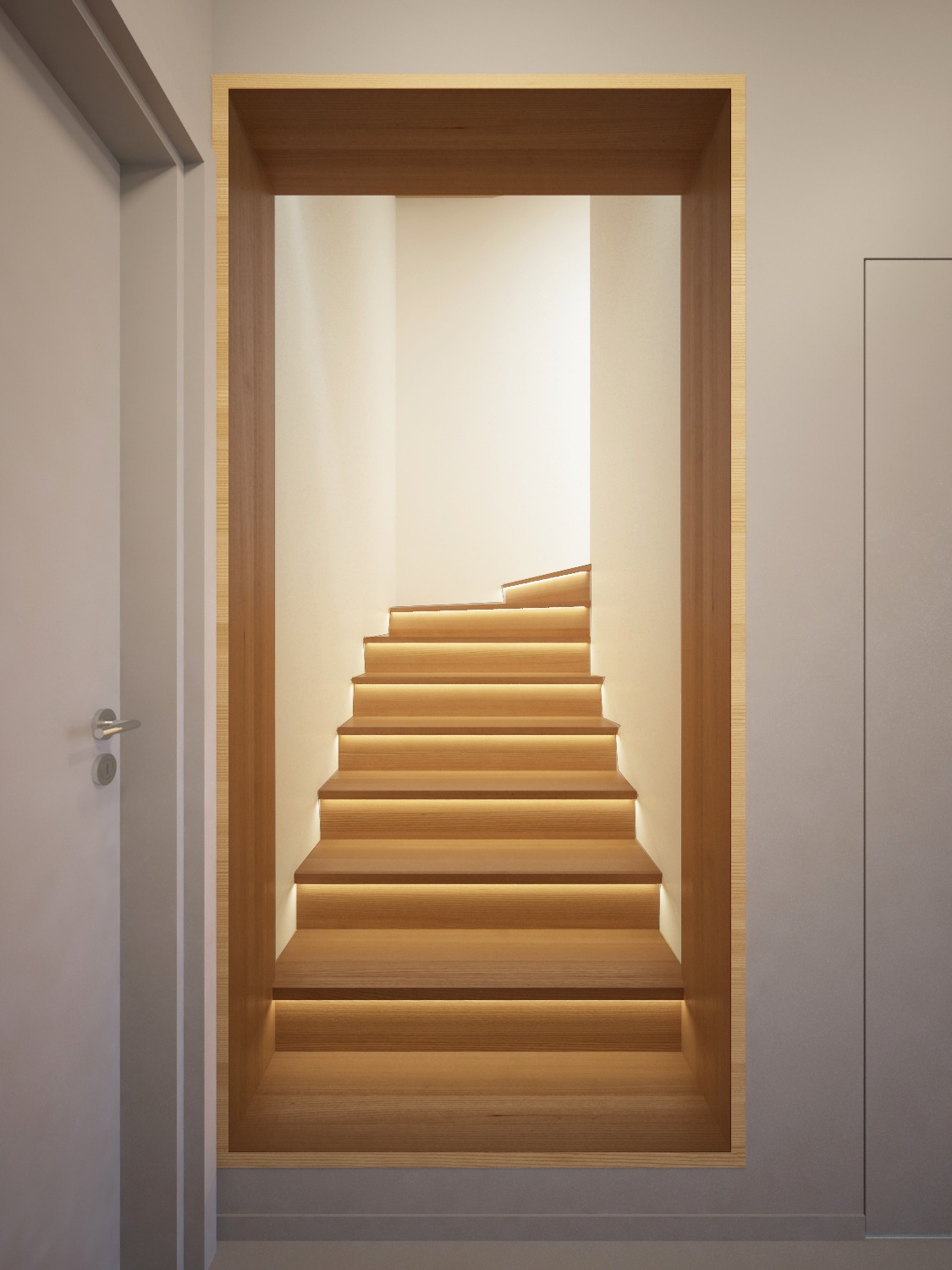 Drewniane schody z podświetleniem LED, umieszczone w prostokątnej wnęce z drewnianą ramą, widoczne z dołu. Obok białe drzwi z metalową klamką i szara ściana.