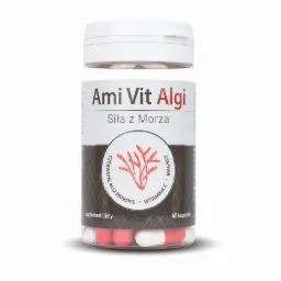 Przezroczyste opakowanie suplementu diety Ami Vit Algi z czerwonymi i białymi kapsułkami, etykieta z grafiką czerwonych alg morskich i informacjami o zawartości witaminy C i magnezu.