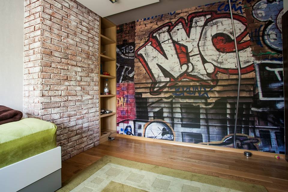 Pokój młodzieżowy z ceglaną ścianą, regałem i fototapetą z motywem graffiti NYC na ścianie, parkiet na podłodze.