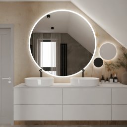 KUL projekt Urszula Kulig - Nowoczesna łazienka na poddaszu z dwiema białymi umywalkami nablatowymi, okrągłym lustrem podświetlanym LED, i minimalistyczną armaturą w kolorze czarnym, uzupełniona o dyskretną dekorację...