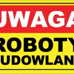 Żółto-czerwony znak ostrzegawczy z napisem 'UWAGA ROBOTY BUDOWLANE' w czcionce bezszeryfowej.