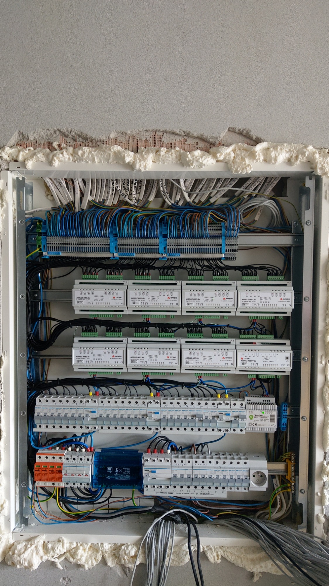 Szafa inteligentnego domu.