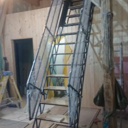 Schody skladane w mieszkaniu na poddaszu z małą antresolą