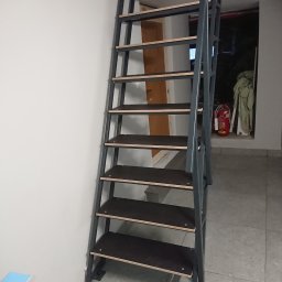 Schody młynarskie - zejście na poziom  -1 budynku jednorodzinnego