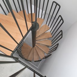 Schody kręcone w mieszkaniu dwupoziomowym widok  z góry