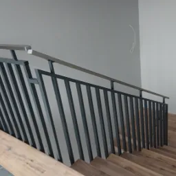 Zabudowa schodów w pomieszczeniu biurowym część I