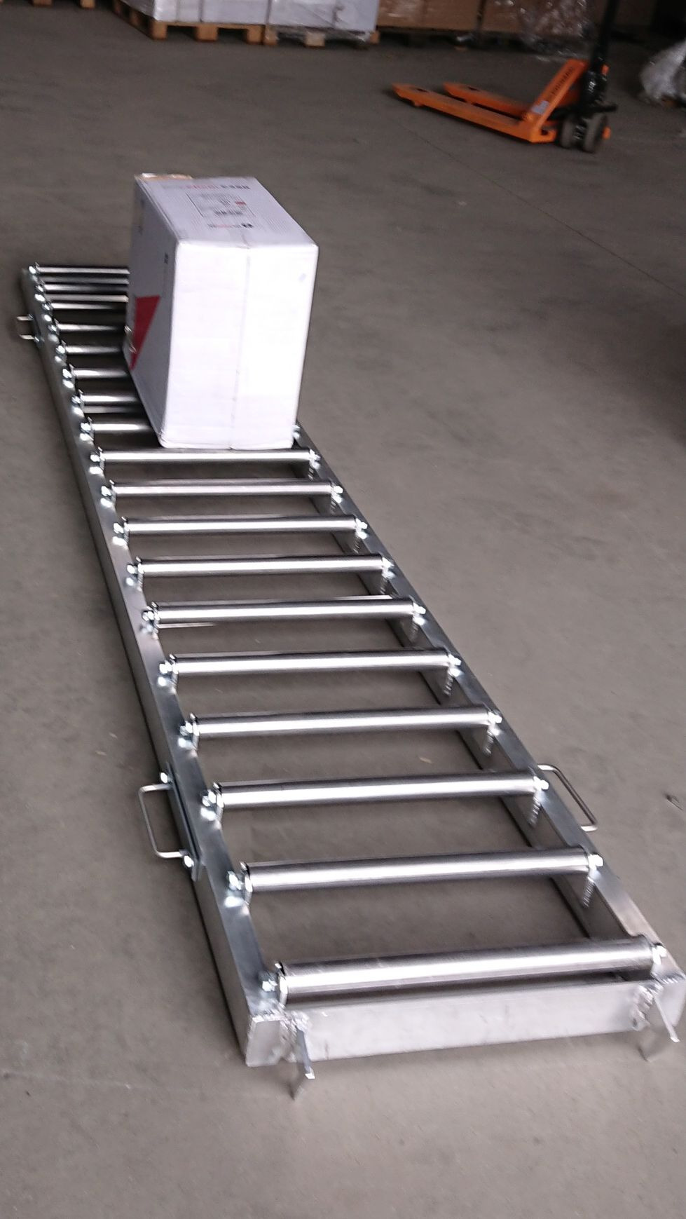 Transporter rolkowy magazynowo produkcyjny