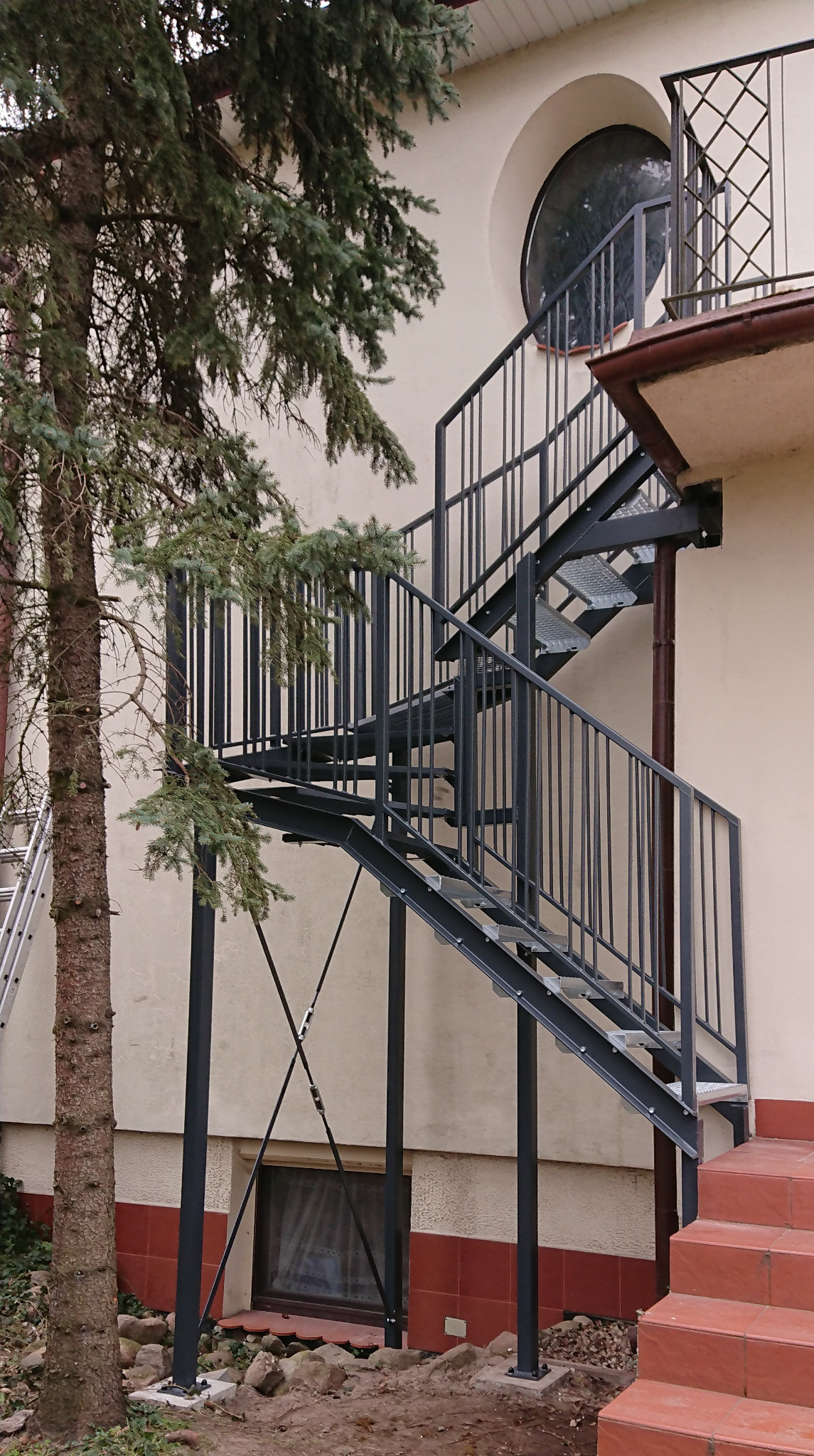 Schody zabiegowe w domu jednorodzinnym - wejście na balkon