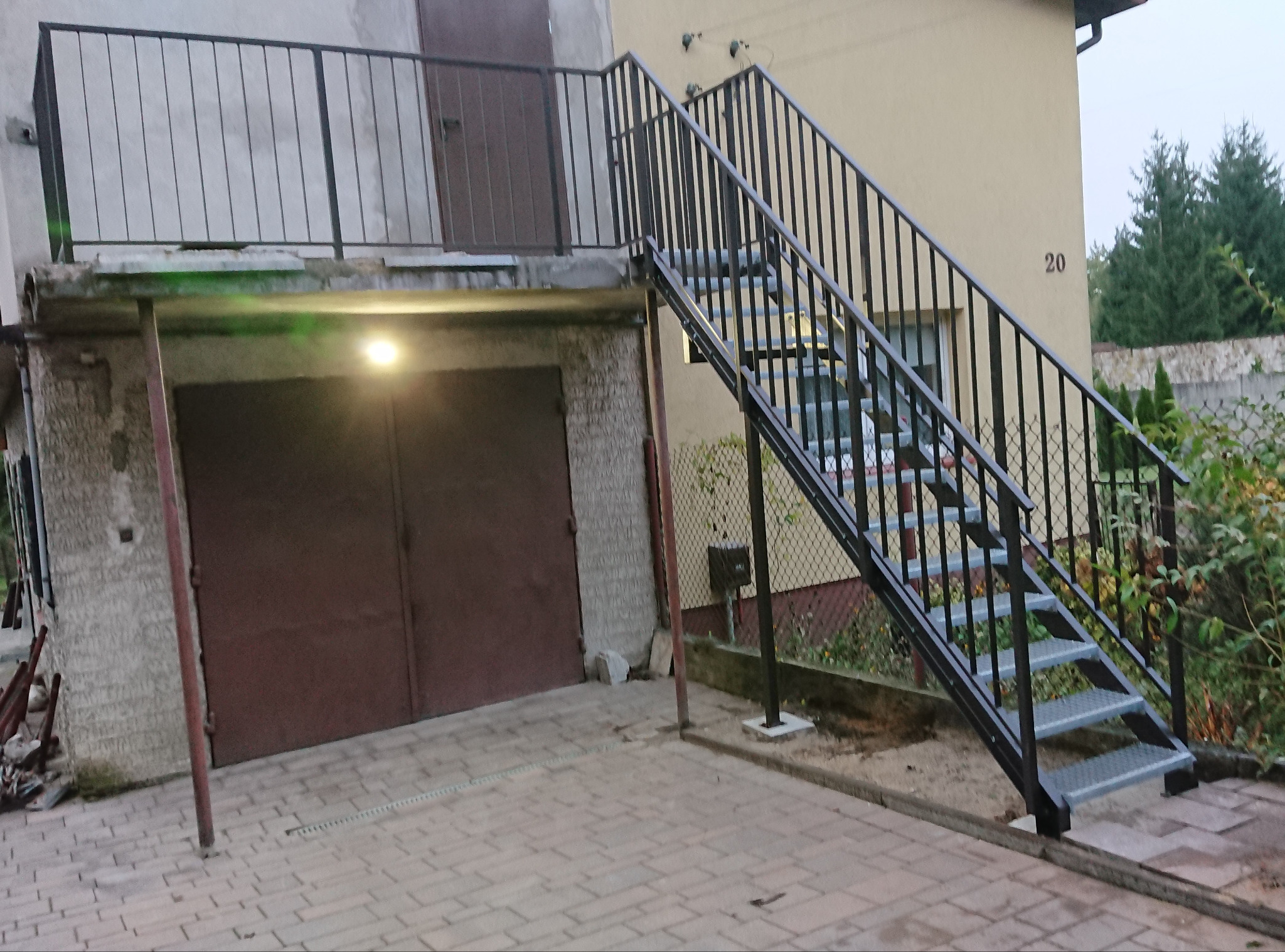 Schody proste z balustradą - wejście do budynku gospodarczego