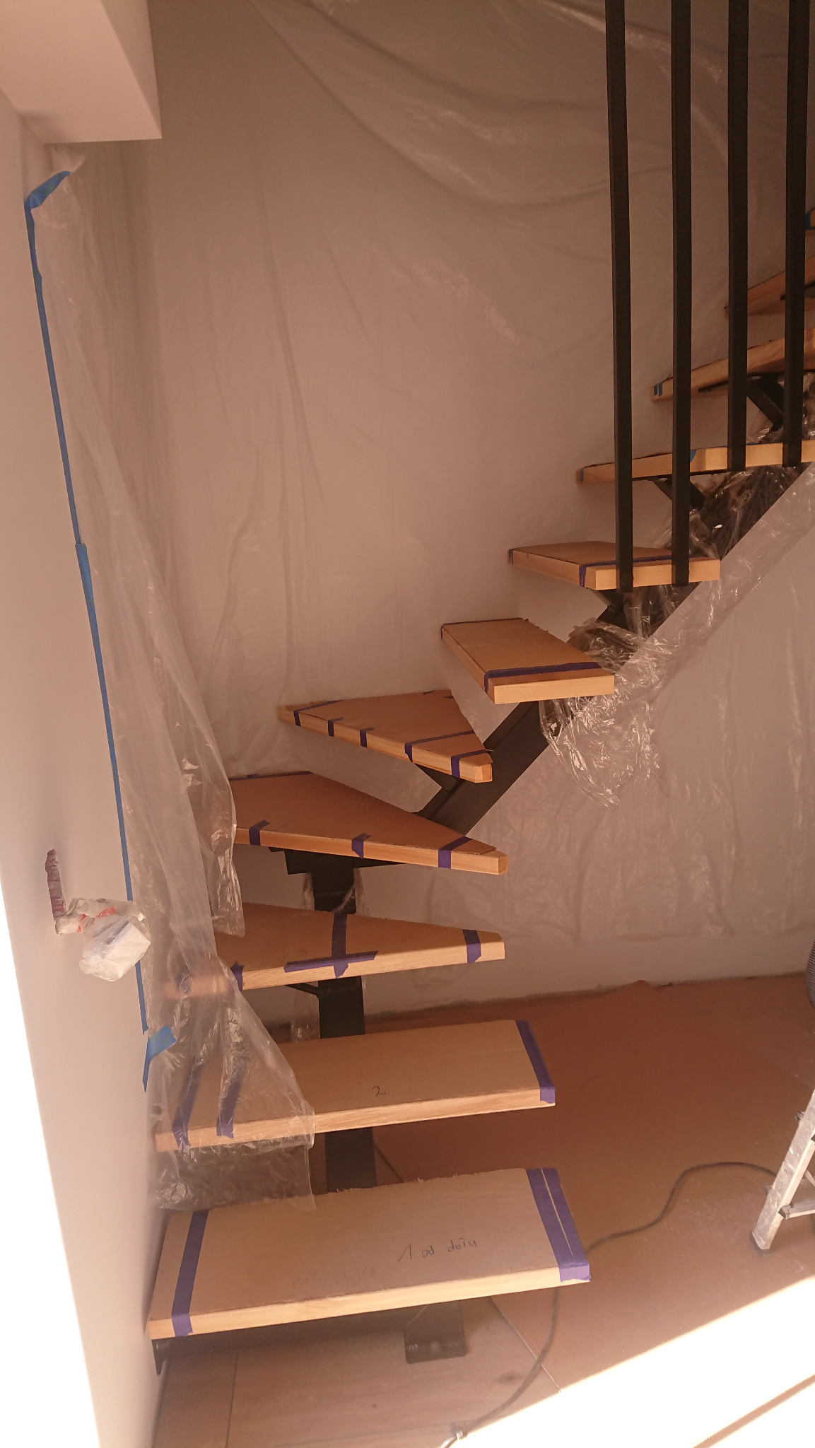 Schody zabiegowe w budynku jednorodzinnym w trakcie montażu