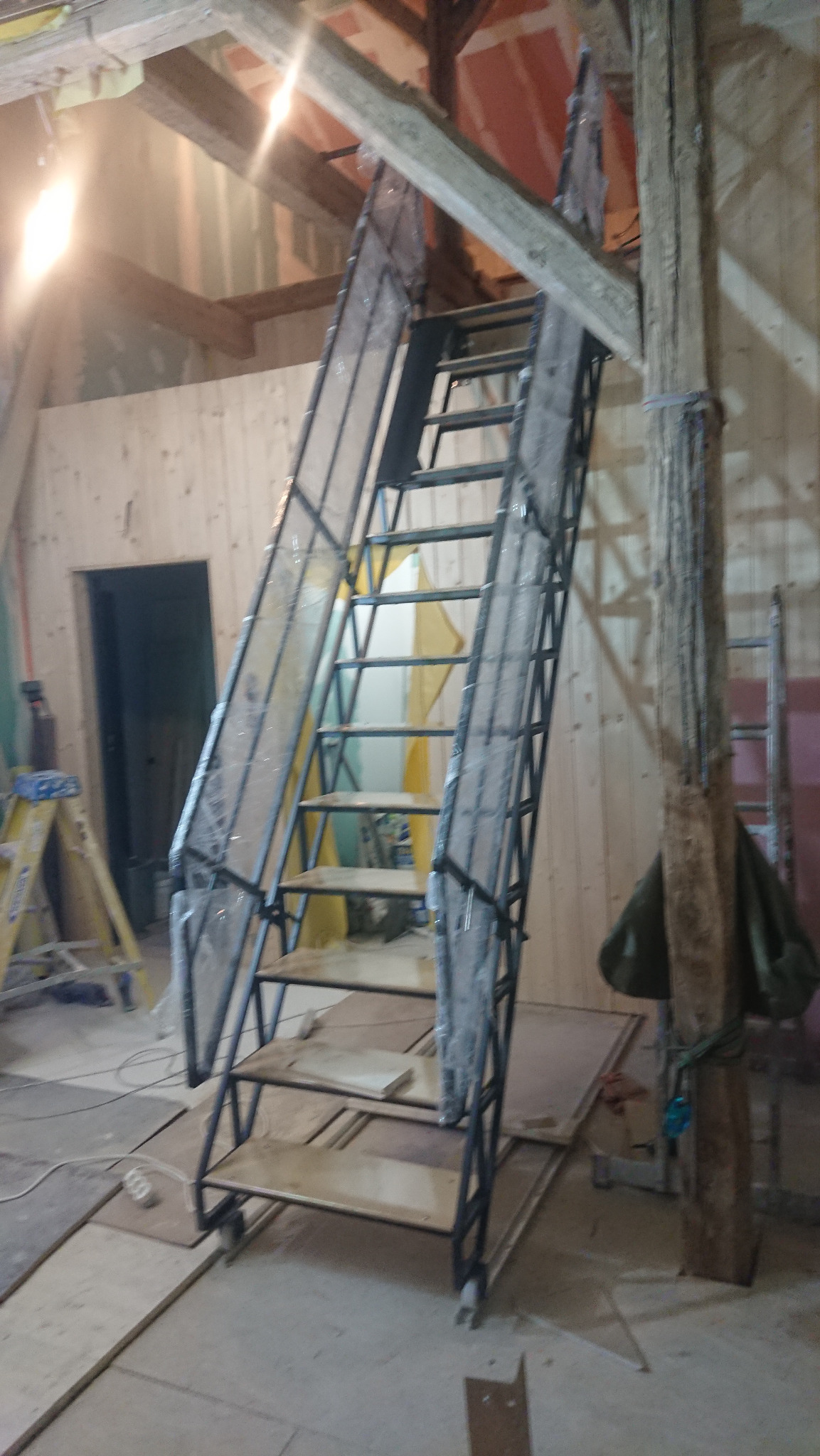 Schody skladane w mieszkaniu na poddaszu z małą antresolą