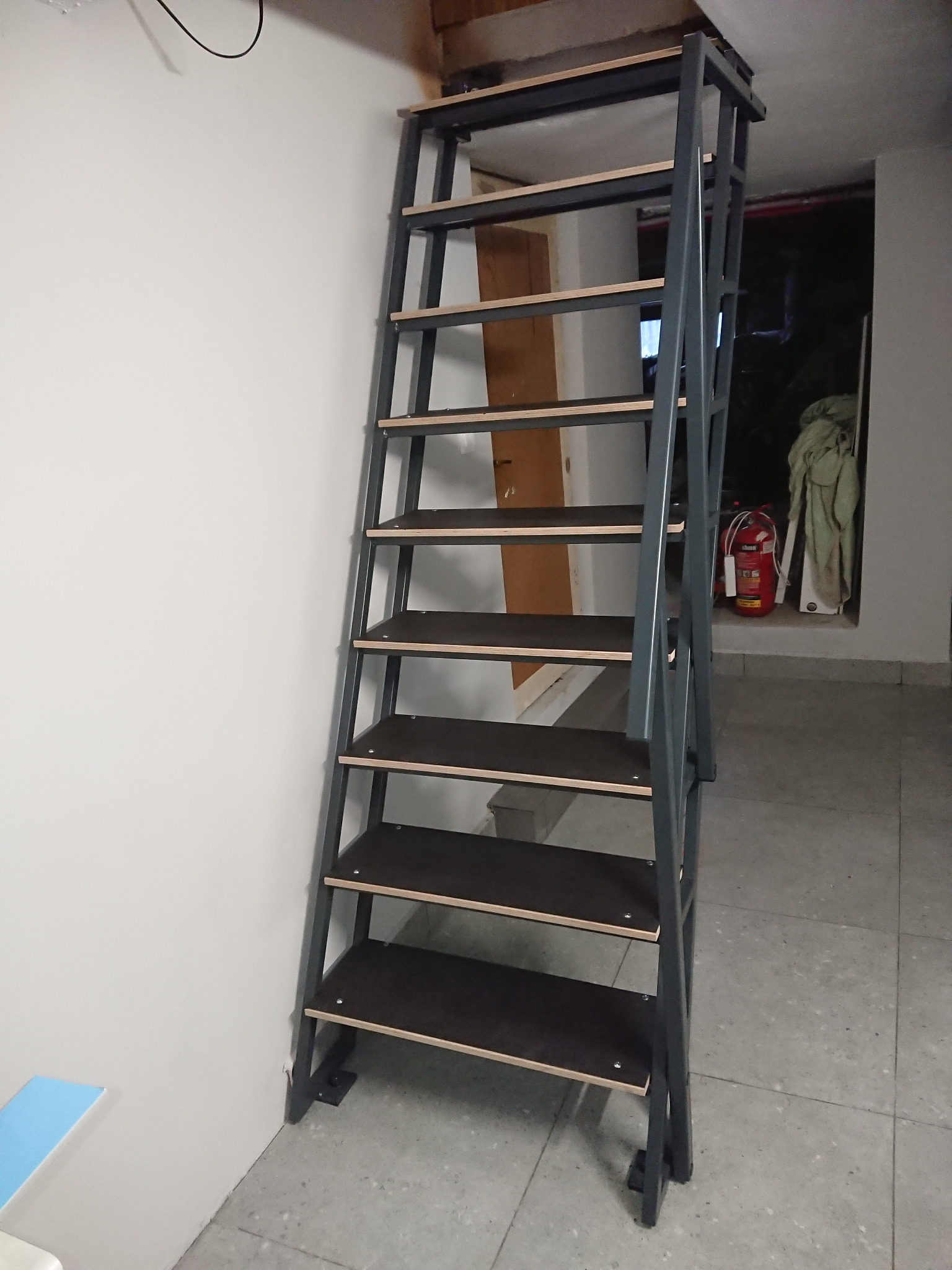 Schody młynarskie - zejście na poziom -1 budynku jednorodzinnego