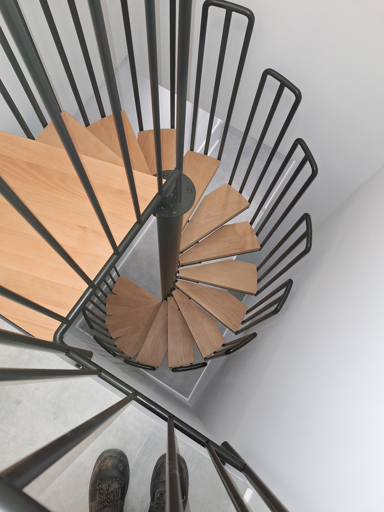 Schody kręcone w mieszkaniu dwupoziomowym widok z góry