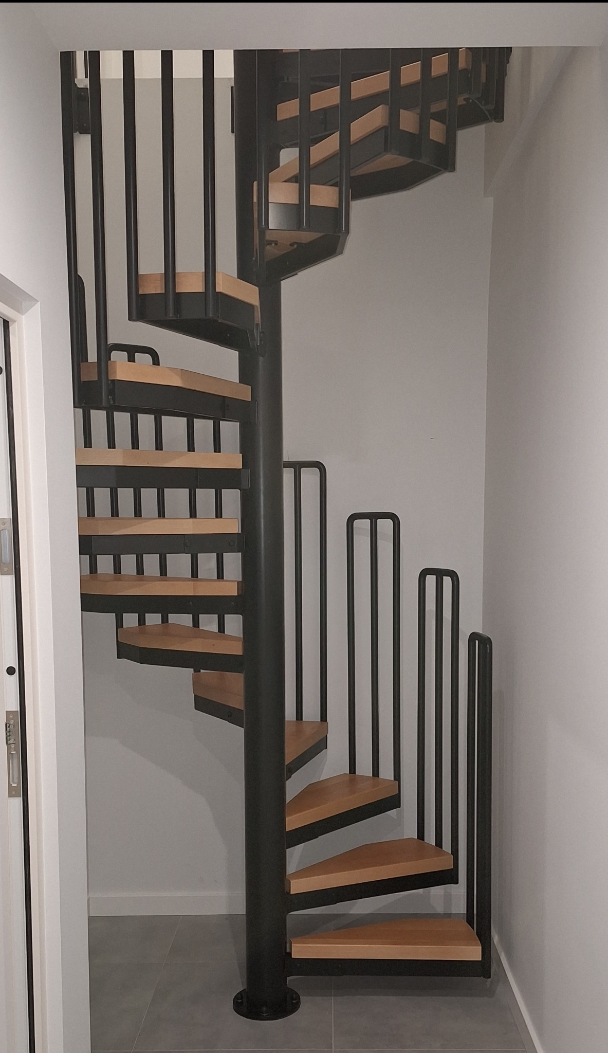 Schody kręcone w mieszkaniu dwupoziomowym